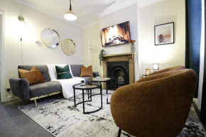 Stylish & Cosy Stay 2-Bed House Train Station Hospital Garden Fast WiFi